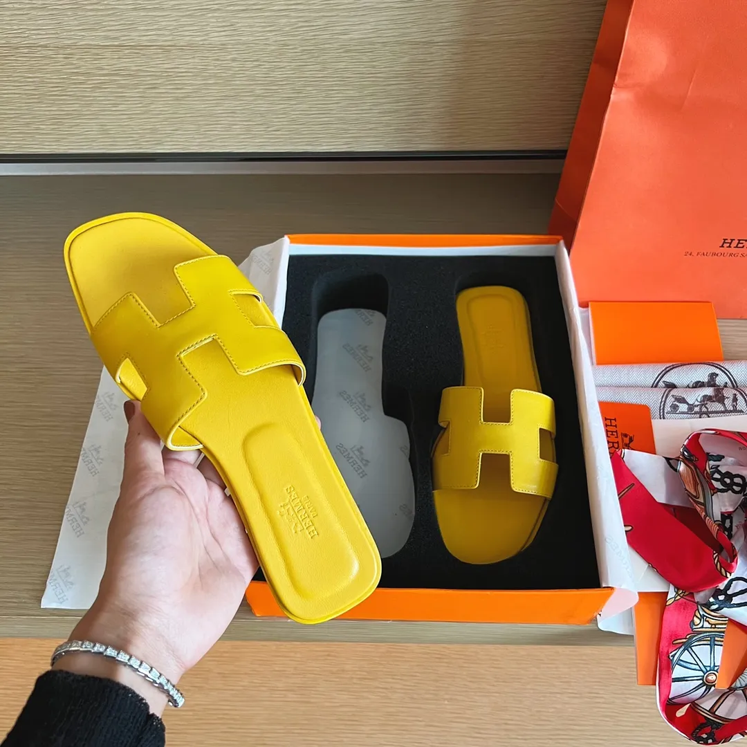 👟👟Ex-factory price 480👟👟Hermès) The packaging has been upgraded, and the layout and workmanship materials have been upgraded. Hermes®🔴Handmade Shoes👟👟 👟👟 Product Hermes Slippers🐎 —————————— The 2023 early spring new model is the same as the original version, purely handmade by masters! ❥High-end customization, exclusive products, industry❥Using: Hermers upper: Italian imported cowhide + original custom-grade Australian sheepskin feet + genuine leather outsole (pursuing walking comfort) 👟👟 ~~〰〰〰〰❥ Packaging: ✔🚦Pay attention to the exclusive packaging 〰Original quality on sale━━━━Hermes━━━━━ size: 35-40 (34.41.42 custom-made, non-refundable)